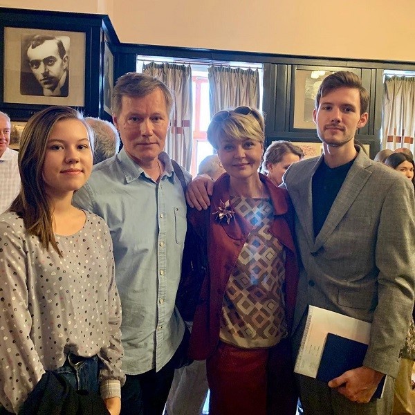 Юлия Меньшова с семьей