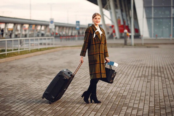 женщина с чемоданом в аэропорту