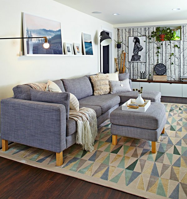Небольшая гостиная, серый диван, ковер