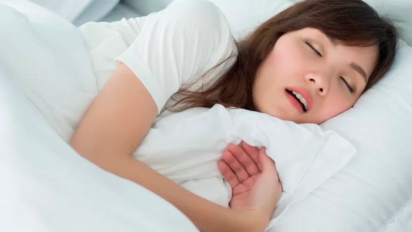 Апноэ во сне может вызвать неприятный запах изо рта